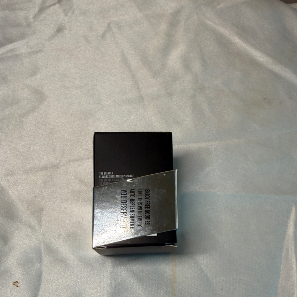 IL MAKIAGE Black and Silver Makeup Sponge Box - Picture 2 of 3